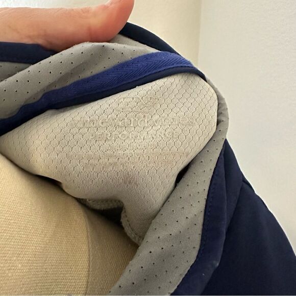 [Vineyard Vines] Performance Fabric 1/4 Zip in Blue - Size Medium - Picture 4 of 5